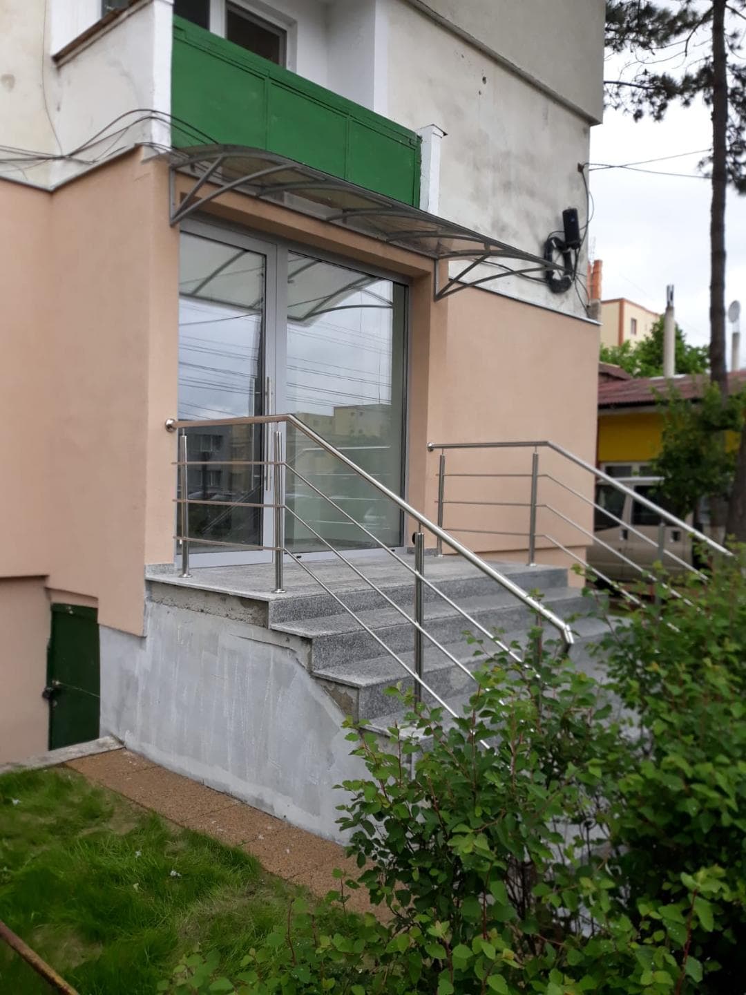 Intrarea este pe scări.